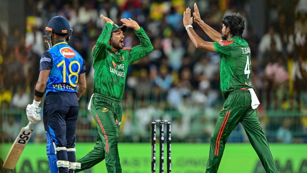 ব্যাট হাতে ক্যামিওর পর বোলিংয়েও শুরুতেই সাকিব-ঝলক