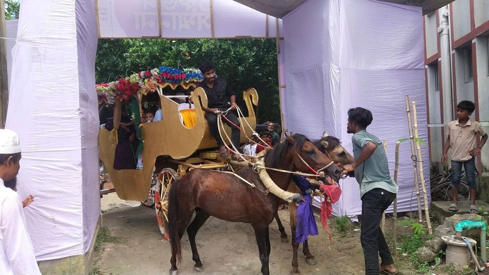 ঘোড়ার গাড়িতে ২৮ শিক্ষককে রাজকীয় বিদায়
