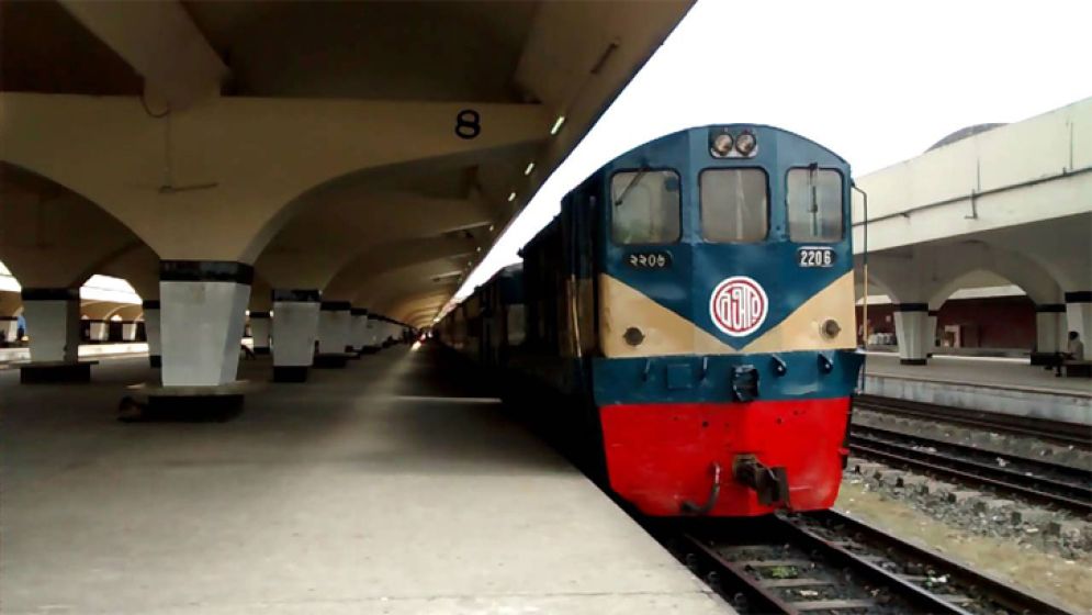 ৬ ঘণ্টা পর খুলনার সঙ্গে সারা দেশের রেল যোগাযোগ স্বাভাবিক