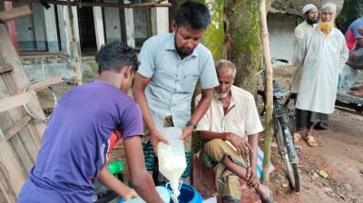 পানির চেয়েও কম দামে বিক্রি হচ্ছে দুধ