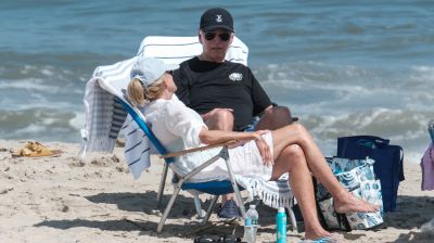 সৈকতে চেয়ারে বসে বিপাকে বাইডেন!