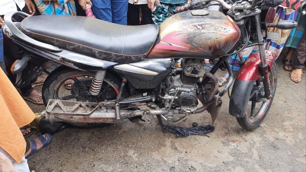 ট্রাফিক পুলিশের ওপর ক্ষুব্ধ হয়ে মোটরসাইকেলে আগুন