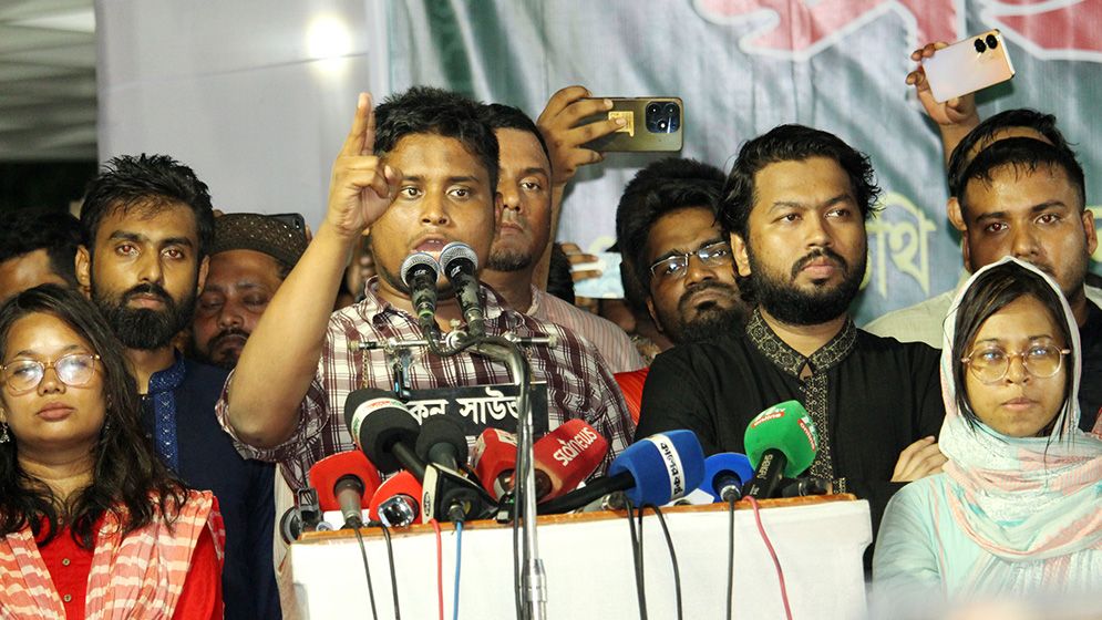 চিপায় পড়ে আমাদের সঙ্গে ভালো ব্যবহার করছেন ডিসি-এসপিরা: হাসনাত