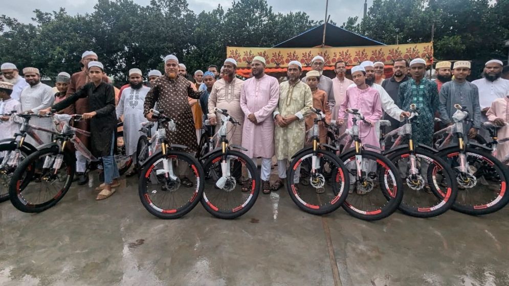 টানা ৪১ দিন জামাতে নামাজ আদায় করে পুরস্কার পেল ৫৪ জন