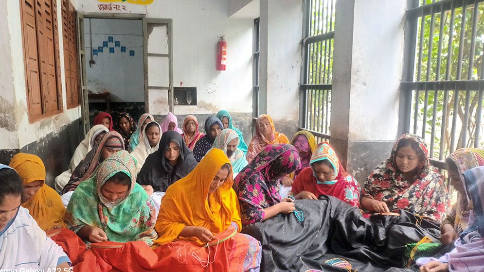 কারাগারে নকশিকাঁথা শিখে স্বাবলম্বী নারী কয়েদিরা