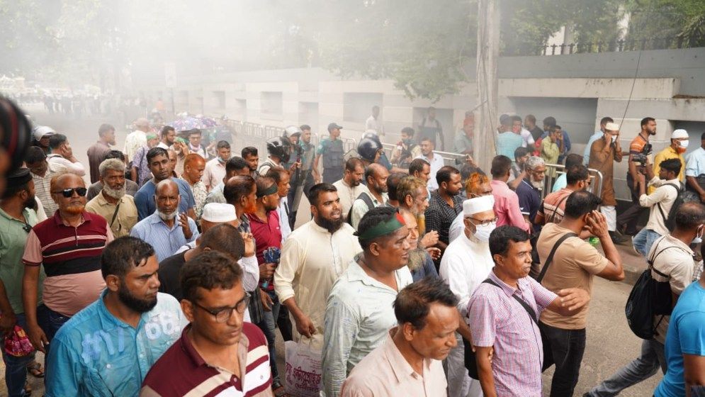 কাকরাইলে অবস্থান নিয়েছে চাকরিচ্যুত বিডিআর সদস্যরা, জলকামান-সাউন্ড গ্রেনেড নিক্ষেপ