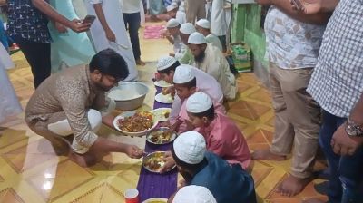 তিনশ এতিমকে খাওয়ালেন যুবদল নেতা নয়ন