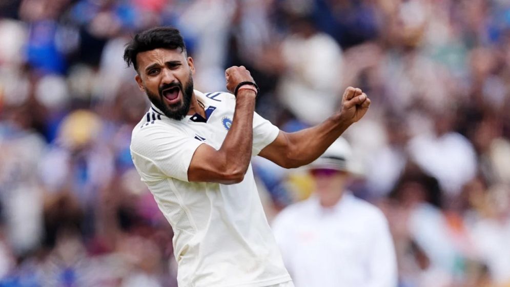 আকাশকে নিয়ে গান বেধেছেন এক ইংল্যান্ড সমর্থক