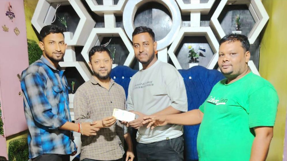 কুড়িয়ে পাওয়া টাকা ফেরত দিয়ে দৃষ্টান্ত স্থাপন করলেন জাফর