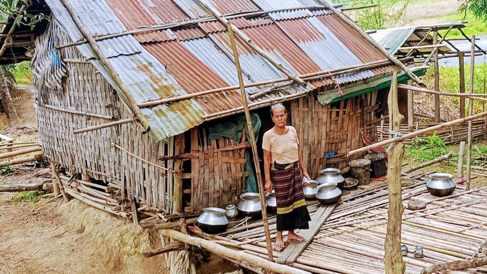 মানুষের মায়া-মমতা চান পাহাড়ি নারী দয়াবতী