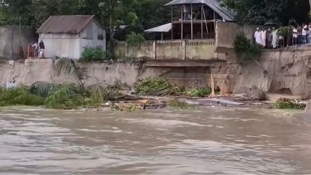 পদ্মা সেতু প্রকল্প রক্ষা বাঁধে হঠাৎ ভয়াবহ ভাঙন
