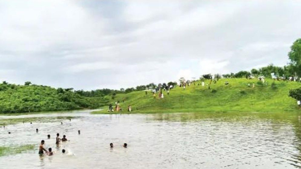 হাজারো পর্যটকের দৃষ্টি সীতার হাওড় লেকে