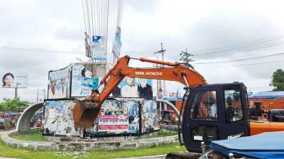 ভেঙে ফেলা হচ্ছে জামালপুরের বিজয় চত্বর