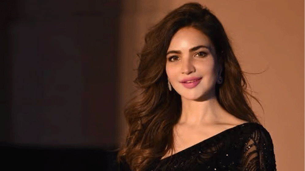 Qora ayol dumbasi bilan raqsga tushmoqda