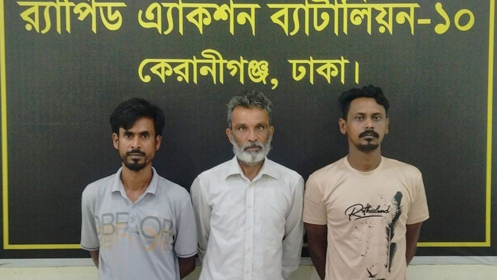 জুরাইনে অস্ত্রসহ ৩ মাদক ব্যবসায়ীকে গ্রেফতার