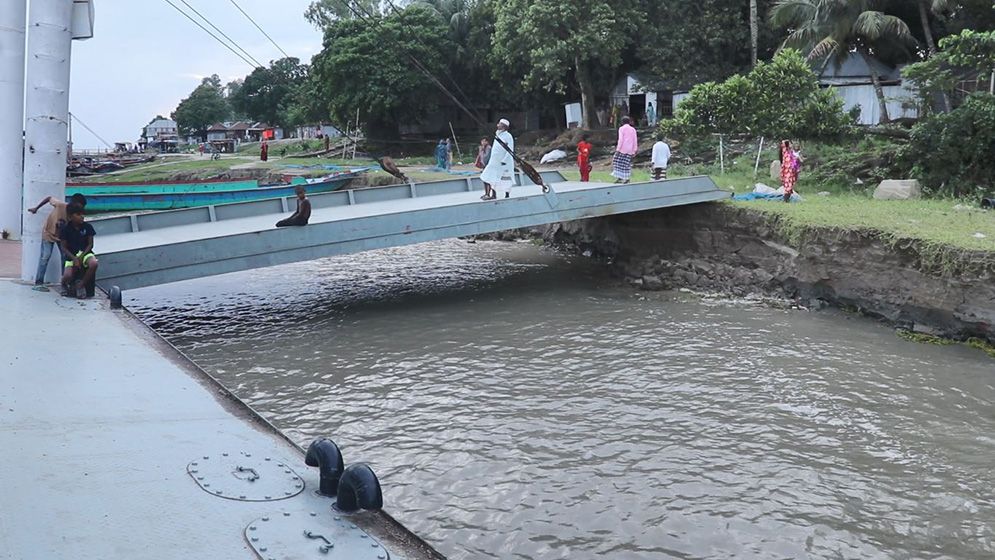 পদ্মার পাড় ভেঙে বিস্তীর্ণ এলাকা তলিয়ে গেছে নদীগর্ভে