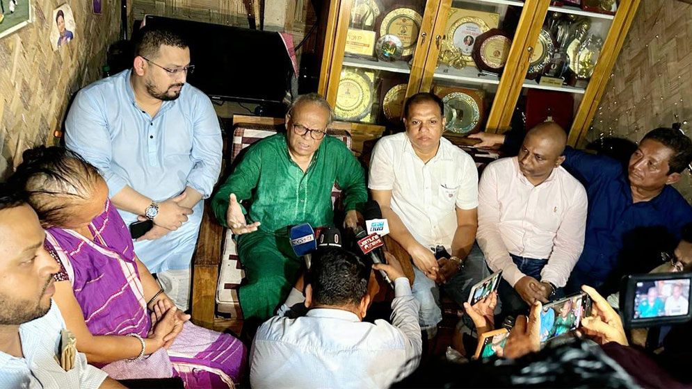 ‘গোল্ডেন গার্ল’ ফুটবলার ঋতুপর্ণার ক্যান্সারাক্রান্ত মায়ের পাশে তারেক রহমান