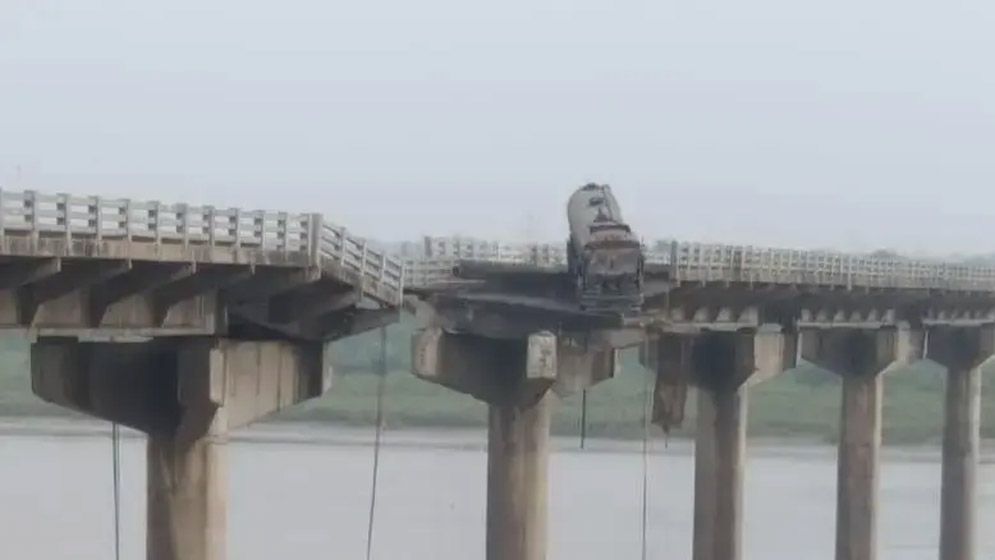 ভারতে সেতু ভেঙে নদীতে পড়ল যানবাহন, নিহত ১০