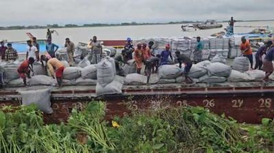 পদ্মা সেতু রক্ষা বাঁধে ভাঙন ঠেকাতে জিওব্যাগ ফেলছে পাউবো