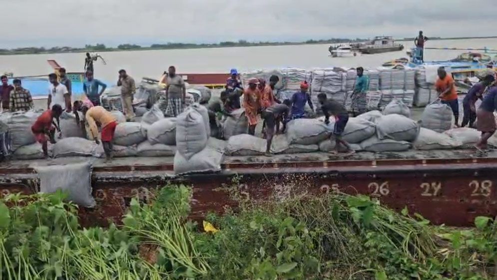 পদ্মা সেতু রক্ষা বাঁধে ভাঙন ঠেকাতে জিওব্যাগ ফেলছে পাউবো