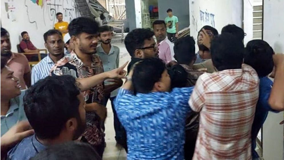 জবিতে শিক্ষক ও বাগছাস নেতাদের ওপর ছাত্রদলের হামলা