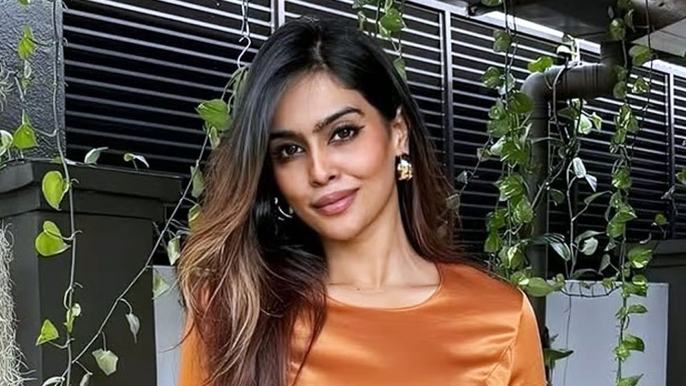 ভারতীয় পুরোহিতের বিরুদ্ধে হেনস্তার অভিযোগ মালয়েশিয়ার মিস গ্র্যান্ড খেতাবজয়ীর