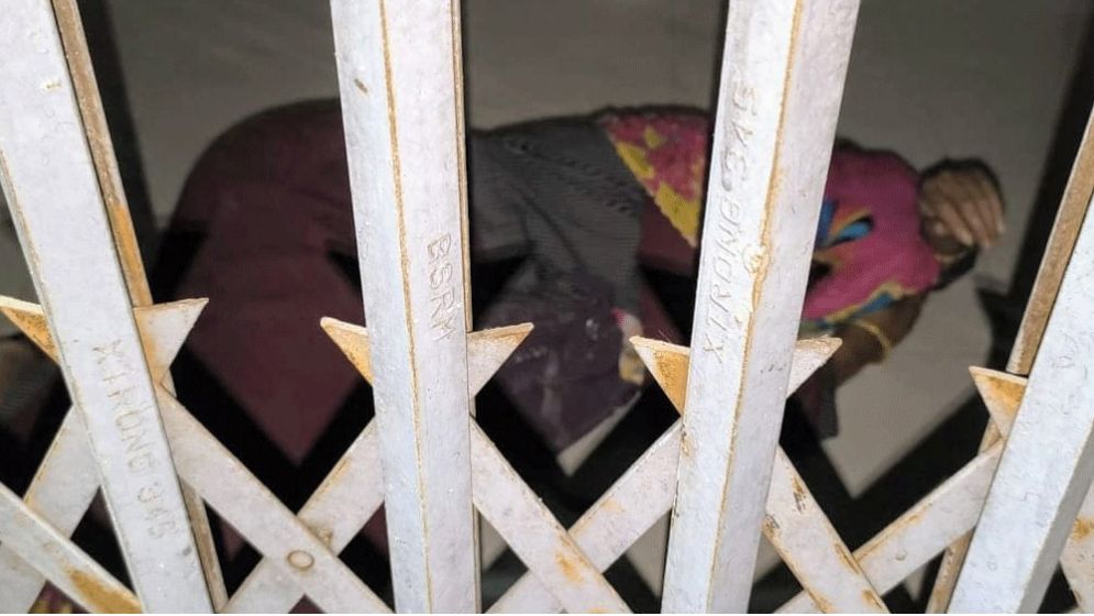 ঋণ পরিশোধ না করায় তালাবদ্ধ নারী