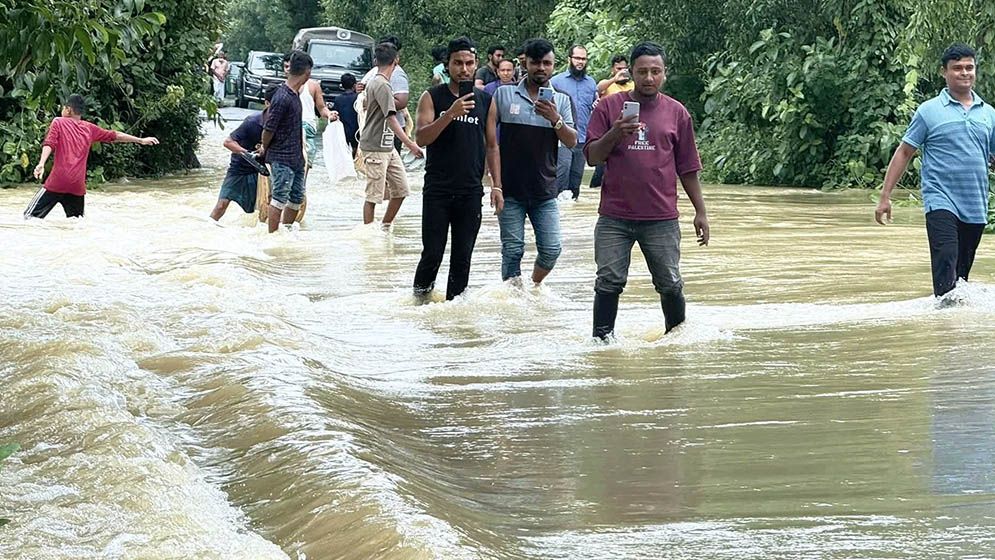 ফেনীতে লাখো মানুষ পানিবন্দি ভিড় আশ্রয়কেন্দ্রে