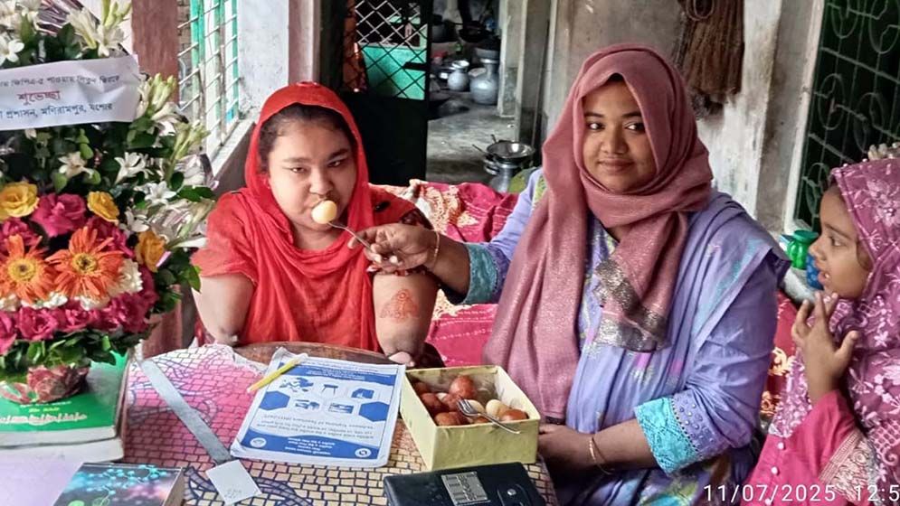 ফুল-মিষ্টি নিয়ে লিতুন জিরার বাড়িতে ইউএনও