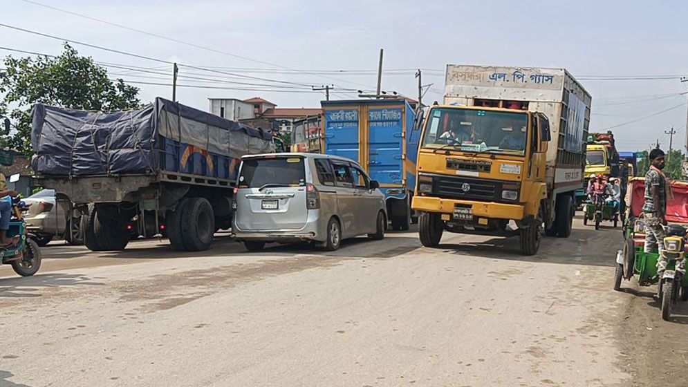২৫ কিমি যানজট, মধ্যরাত থেকে আটকা যাত্রীরা