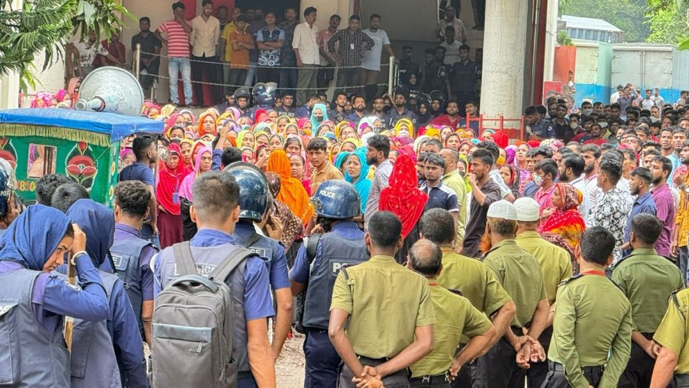 কালিয়াকৈরে ছাঁটাই শ্রমিকদের পুনর্বহালের দাবিতে বিক্ষোভ