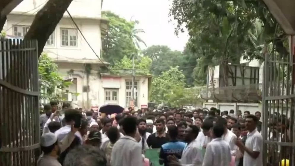 মিটফোর্ড হাসপাতালে শিক্ষার্থীদের ‘শাটডাউন’ ঘোষণা, কর্মবিরতিতে ইন্টার্ন চিকিৎসকরা