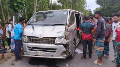 মাইক্রোবাসের ধাক্কায় তিন মাদ্রাসাছাত্র নিহত