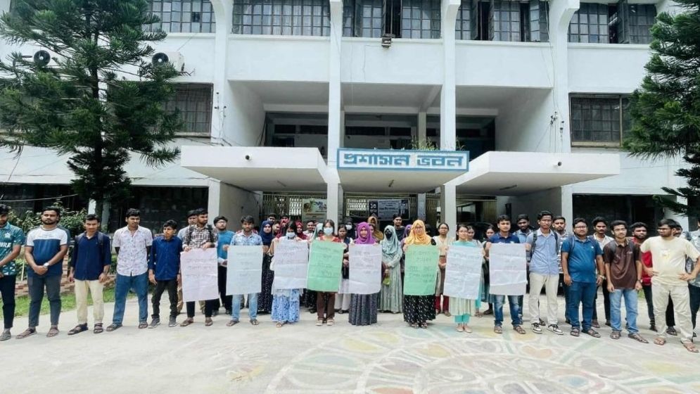 ভিডিও করায় সাংবাদিকদের মারধর