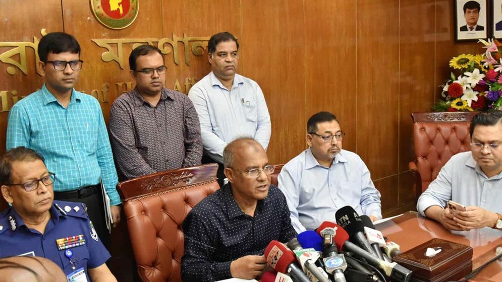 সন্ত্রাসীদের ধরতে যে কোনো সময় চিরুনি অভিযান: স্বরাষ্ট্র উপদেষ্টা