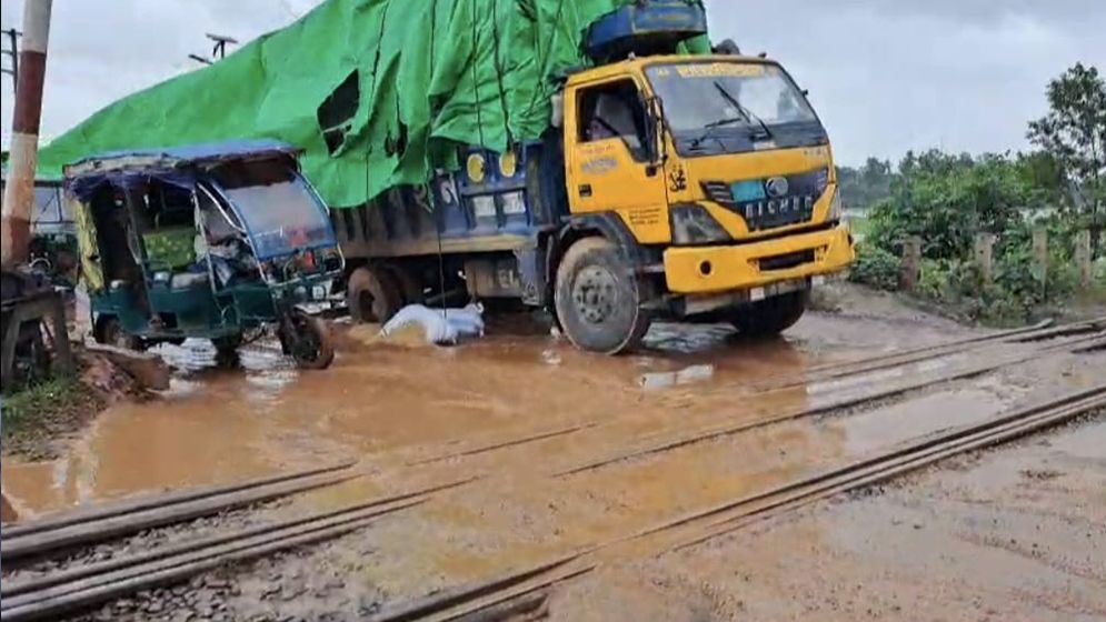রেলক্রসিংয়ে বিকল ট্রাক, বন্ধ উত্তরবঙ্গ-ঢাকা রেল যোগাযোগ