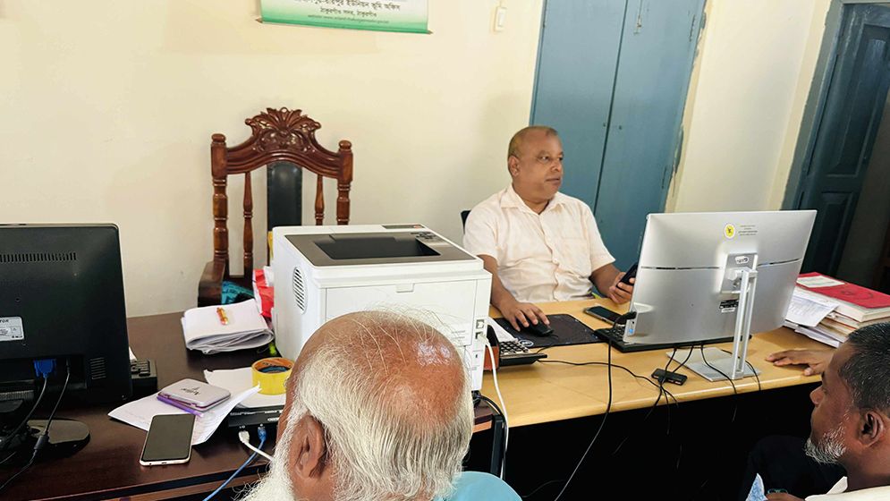 ঠাকুরগাঁওয়ের ৪২ ভূমি অফিসের সেবা বন্ধ, ভোগান্তিতে গ্রহীতারা
