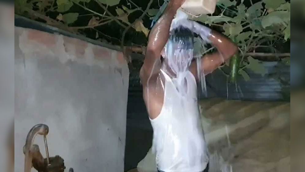‘স্বাধীনতা’ উদযাপনে ৪০ লিটার দুধে গোসল