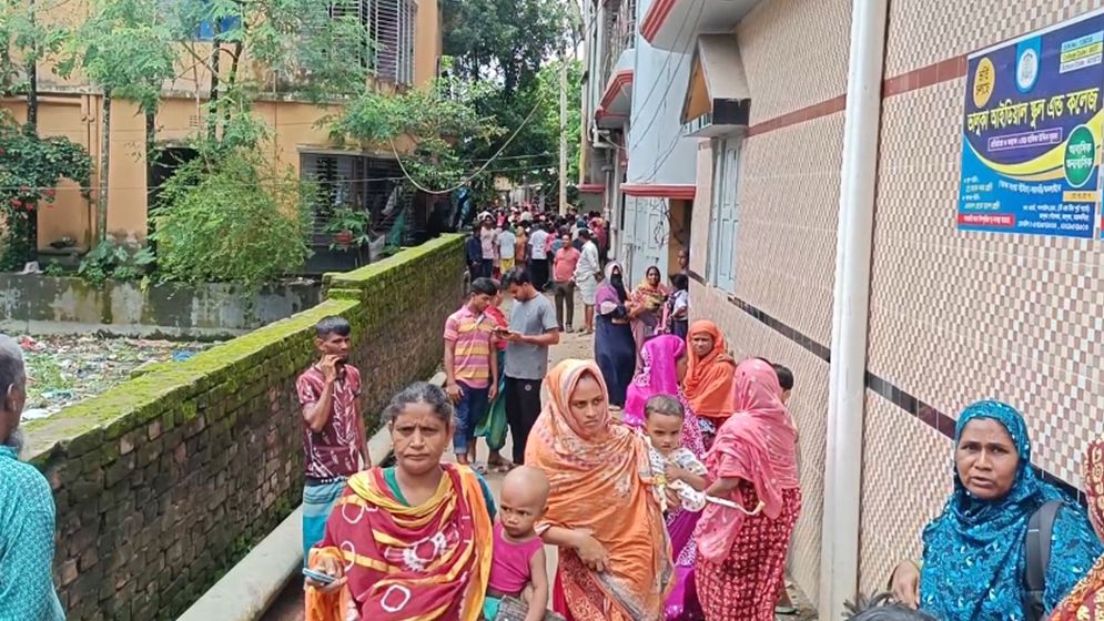 বিছানায় পড়ে ছিল মা, মেয়ে ও ছেলের গলা কাটা লাশ