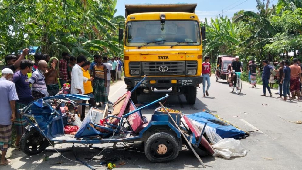 নিরাপদ হচ্ছে না সড়ক : কঠোর পদক্ষেপের বিকল্প নেই