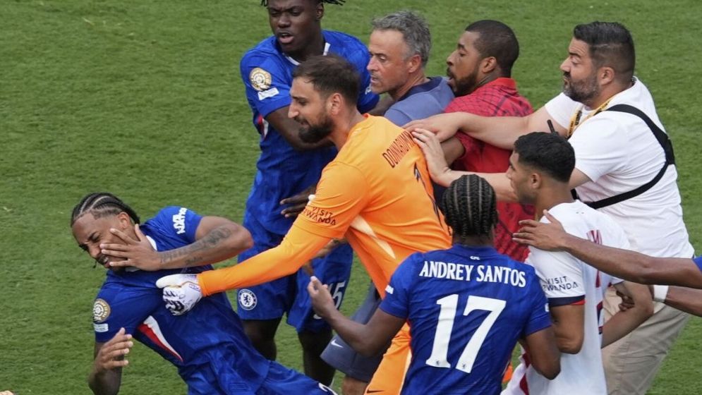 চেলসির পেদ্রোকে ধাক্কা দেওয়ার ব্যাখ্যা দিলেন পিএসজি কোচ