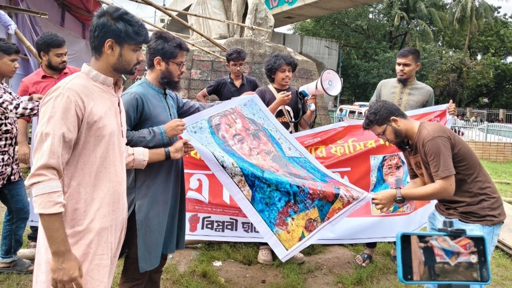 গণহত্যার দায়ে হাসিনার ফাঁসি দাবি, ছবিতে আগুন