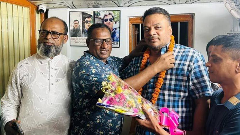 বিএনপি নেতাকে মালা পরিয়ে দিলেন নড়িয়া থানার পুলিশ কর্মকর্তা