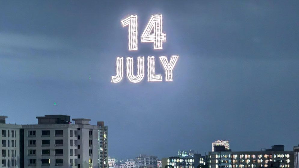 জুলাইয়ের নারীদের সম্মানে ঢাবিতে ড্রোন শো