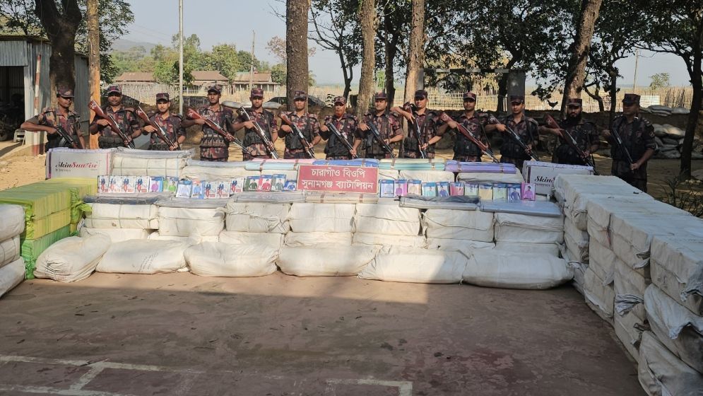 ৫৪ হাজার কোটি টাকার কাপড় ঢোকে চোরাইপথে