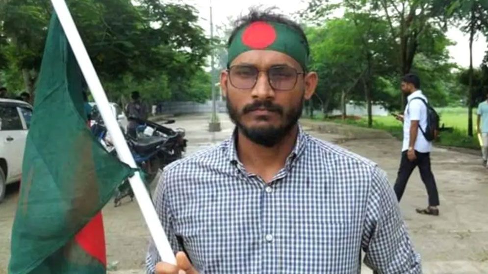 আবু সাঈদের রক্তের দাগ বন্ধুদের শার্টে