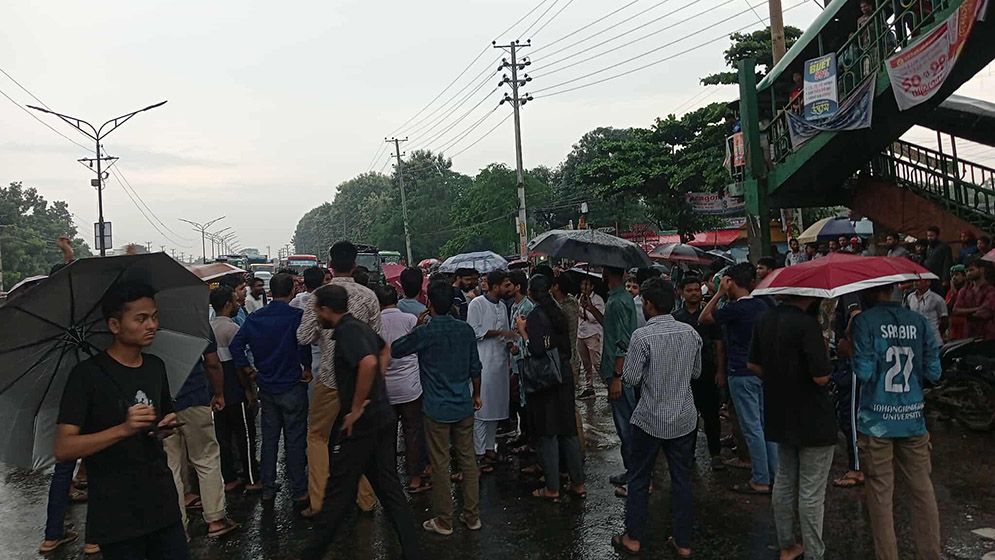 এনসিপির সমাবেশে হামলার প্রতিবাদে জাবি গেটে মহাসড়ক ব্লকেড
