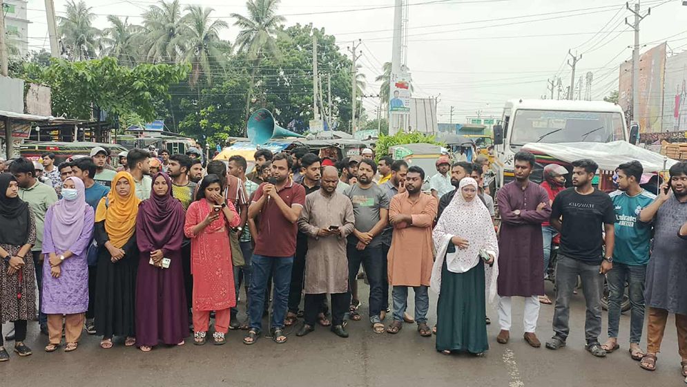 গোপালগঞ্জে হামলার প্রতিবাদে যশোরে এনসিপির সড়ক অবরোধ