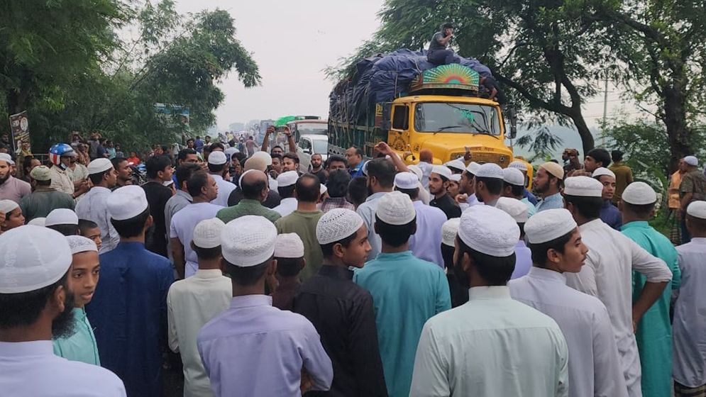 এনসিপি নেতাদের ওপর হামলার প্রতিবাদে ঢাকা-আরিচা মহাসড়ক অবরোধ