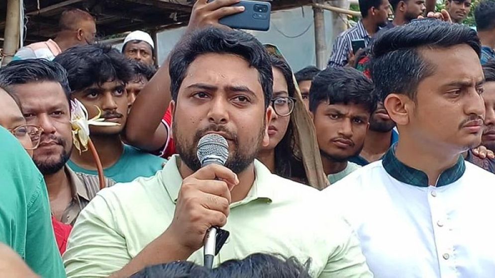 সারা দেশে ব্লকেড সরিয়ে নেওয়ার আহ্বান নাহিদের